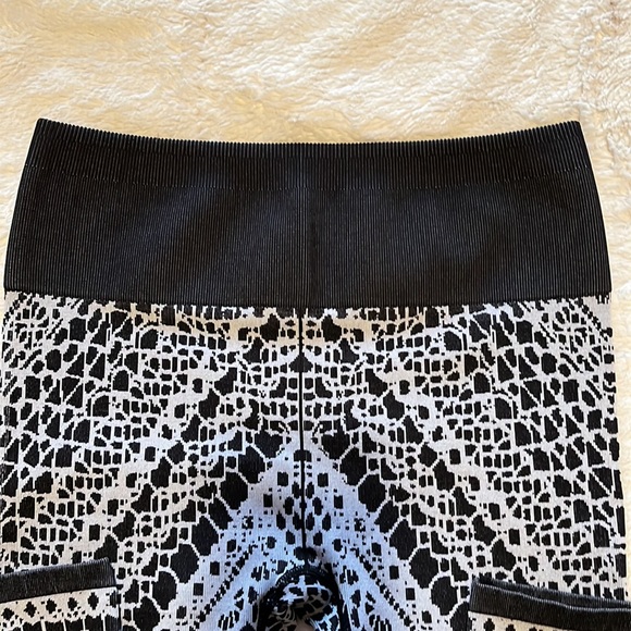 Adorable looking little leggings, perfect for workouts - Picture 4 of 4